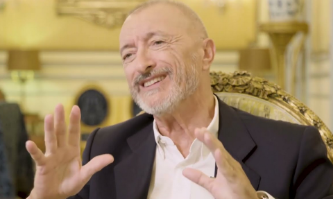 Arturo Pérez Reverte critica que la Real Academia (RAE) está tomada por «los talibanes del todo vale»