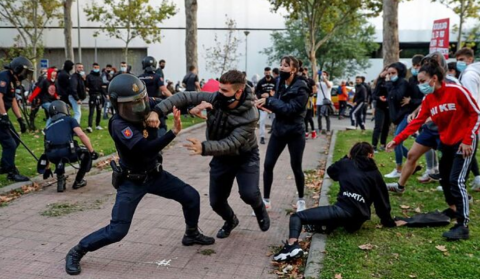 Polic&iacute;as agredidos  /  Imagen: Captura de v&iacute;deo de Youtube