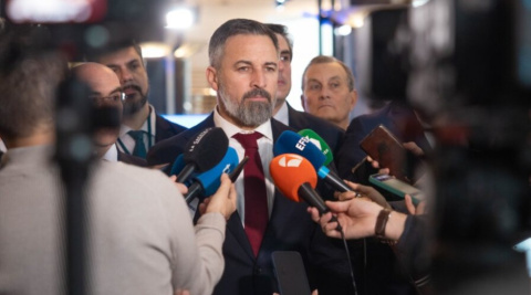 Abascal traslada en Bruselas a aliados europeos la gravedad de la crisis política y migratoria en España