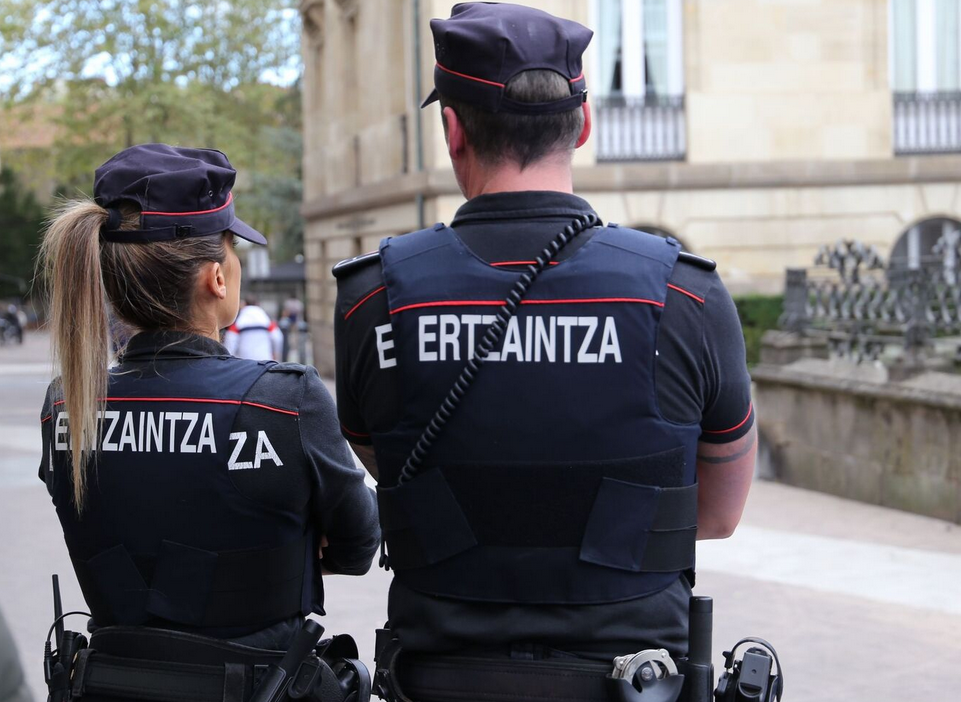 La Ertzaintza detiene a tres menores magreb&iacute;es por una presunta agresi&oacute;n hom&oacute;foba contra dos chicos latinoamericanos