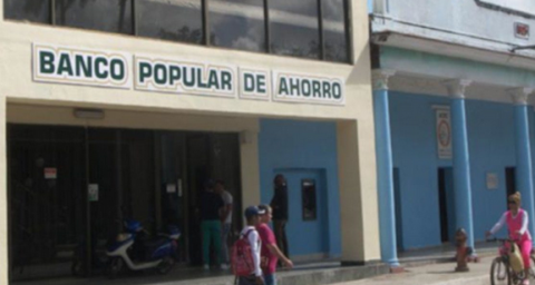 En la cola del banco, los clientes viven con el temor de que se vaya la luz o se acabe el efectivo