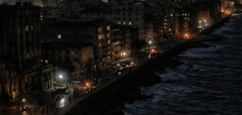 En busca de la luz por las calles desiertas de La Habana