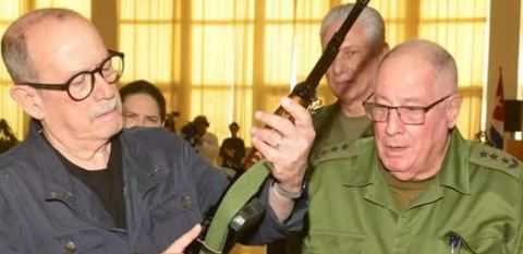 Silvio Rodríguez hace el ridículo con un gesto grotesco que insulta al pueblo cubano