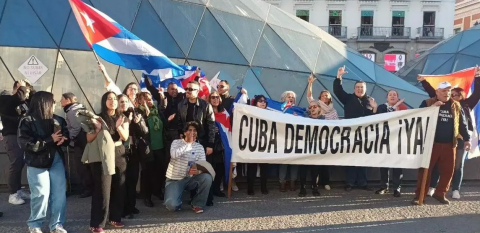 Cuba al borde del estallido: el r&eacute;gimen comunista saca a la calle polic&iacute;as y escuadrones para sofocar la ira popular mientras el exilio clama "libertad" en Madrid