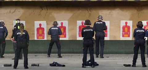 Caos en la Ertzaintza: El nulo control en la selección del nuevo personal y la torticera utilización de las cámaras corporales, fuentes de quejas y crispación entre los agentes