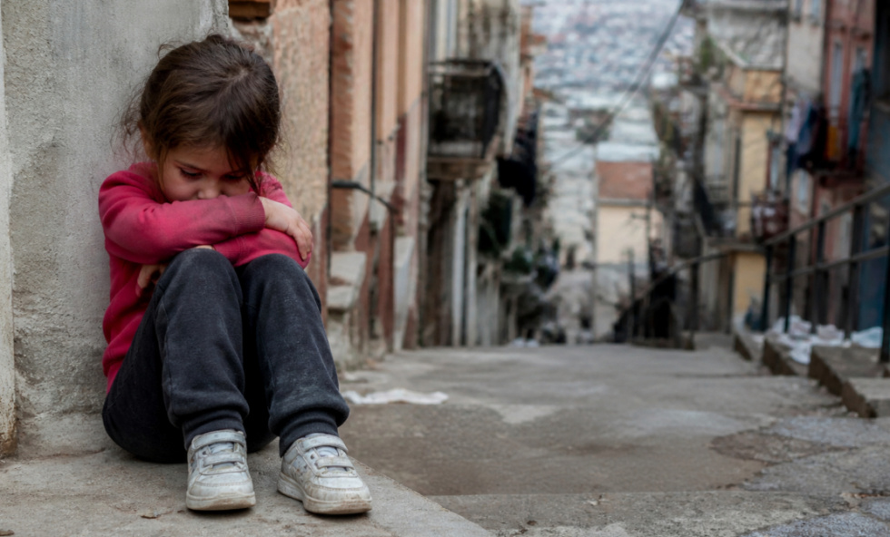 La Espa&ntilde;a de Pedro S&aacute;nchez lidera la pobreza infantil en Europa: uno de cada tres menores vive ya al borde de la exclusi&oacute;n