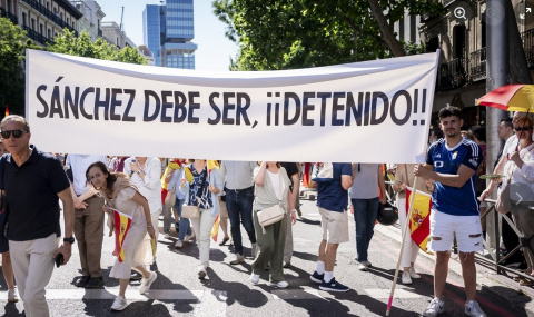 Miles de personas piden en Madrid la dimisi&oacute;n de S&aacute;nchez en una marcha apoyada por Vox y PP, pero sin N&uacute;&ntilde;ez Feij&oacute;o