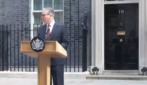 El tirano socialista Keir Starmer renuncia al cargo entre l&aacute;grimas
