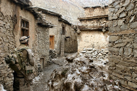 Un marine en una aldea de Afganistán  /  Image by WikiImages from Pixabay