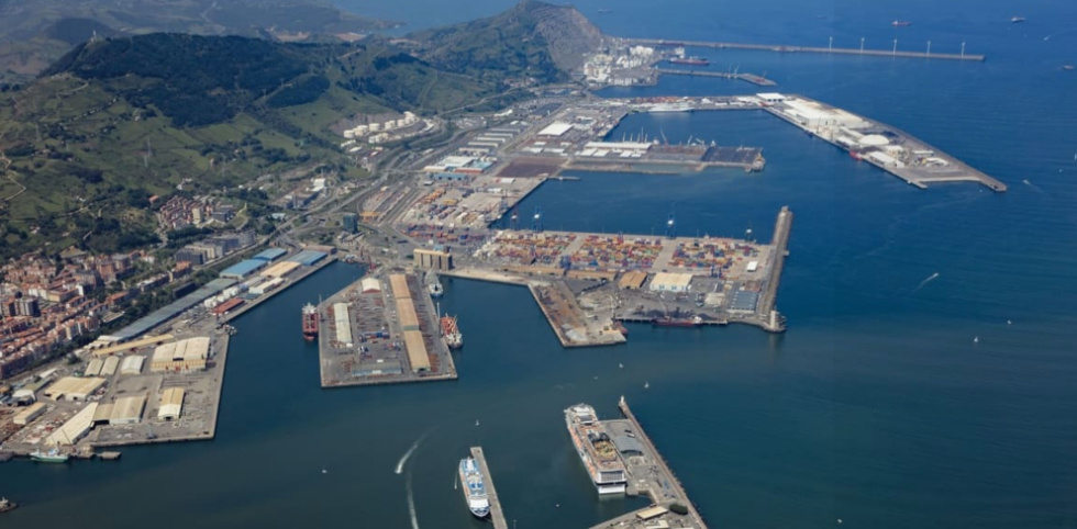 La puerta china en el Cant&aacute;brico: COSCO controla la terminal que mueve los contenedores del Puerto de Bilbao
