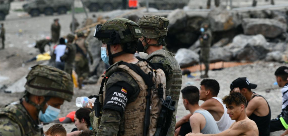 Emboscada al amanecer en Ceuta: doce inmigrantes invasores detenidos tras apedrear, perseguir y herir a cuatro militares