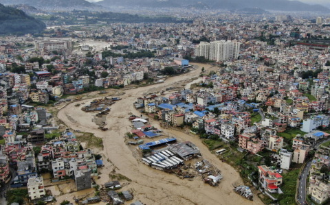 Centanares de muertos y desaparecidos en Nepal: una riada del Himalaya sin lluvia previa deja al pa&iacute;s sin puentes ni respuestas