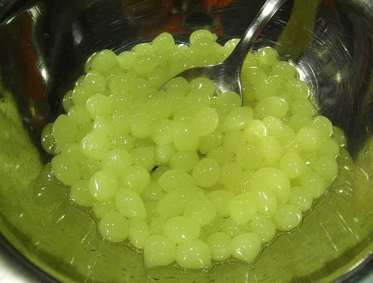 Esferificaci&oacute;n de zumo de manzana   /   Imagen: Wikipedia