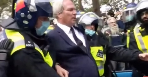 Momento de la detención del doctor Heiko Schöning  /   Imagen: Captura de Youtube