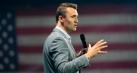 El activista conservador Charlie Kirk es asesinado de un disparo en un acto universitario en Utah