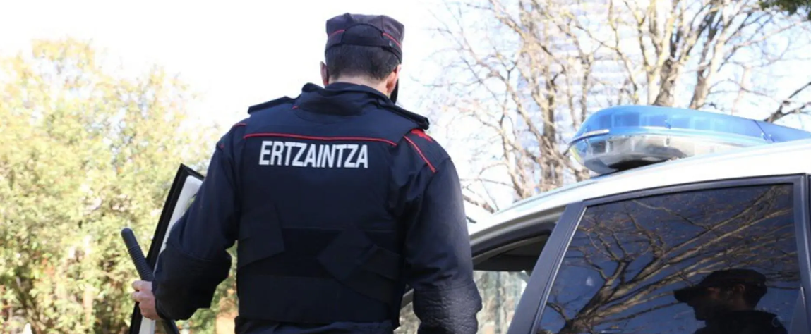 "Primero le quemaron el coche, ahora le se&ntilde;alan en la puerta de su casa. &iquest;Qu&eacute; tiene que pasar para que el departamento act&uacute;e en defensa de un ertzaina?"
