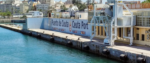 El Gobierno de Pedro S&aacute;nchez se apodera de una parte del Puerto de Ceuta para instalar un campamento para los invasores