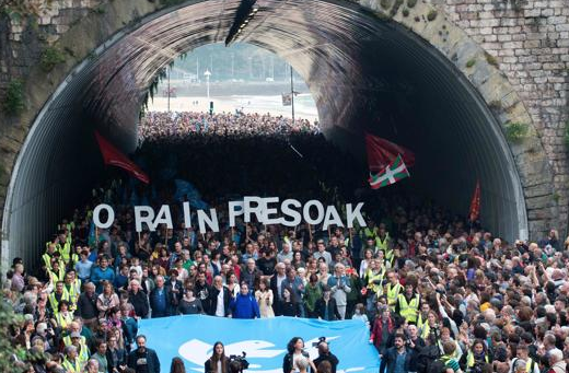 La manifestaci&oacute;n a su paso por el t&uacute;nel de Ondarreta de San Sebasti&aacute;n   /   Imagen: Facebook