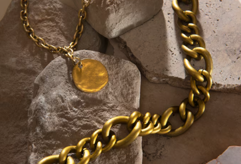 El significado de llevar una cadena de oro en la actualidad