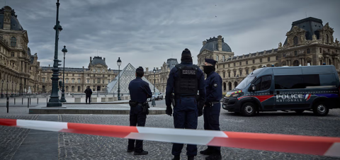 Siete minutos de osadía: asalto al corazón del Louvre para robar nueve joyas de la colección de Napoleón
